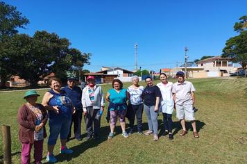 Equipe de fisioterapia oferece exercícios de alogamento e fortalecimento muscular para idosos